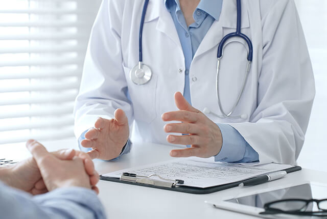 患者の診察を行う女性医師