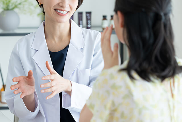 患者の診察を行う女性医師