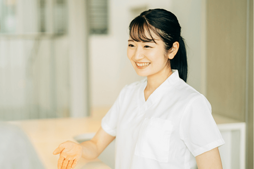 患者の受付を行う医療事務スタッフ