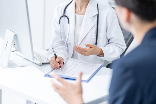 患者の診察を行う女性医師